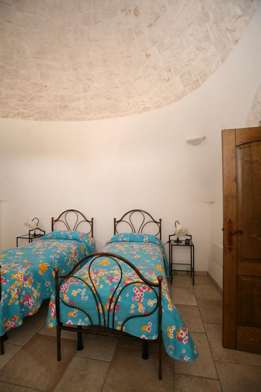 Trulli Convertini Locorotondo Eksteriør billede